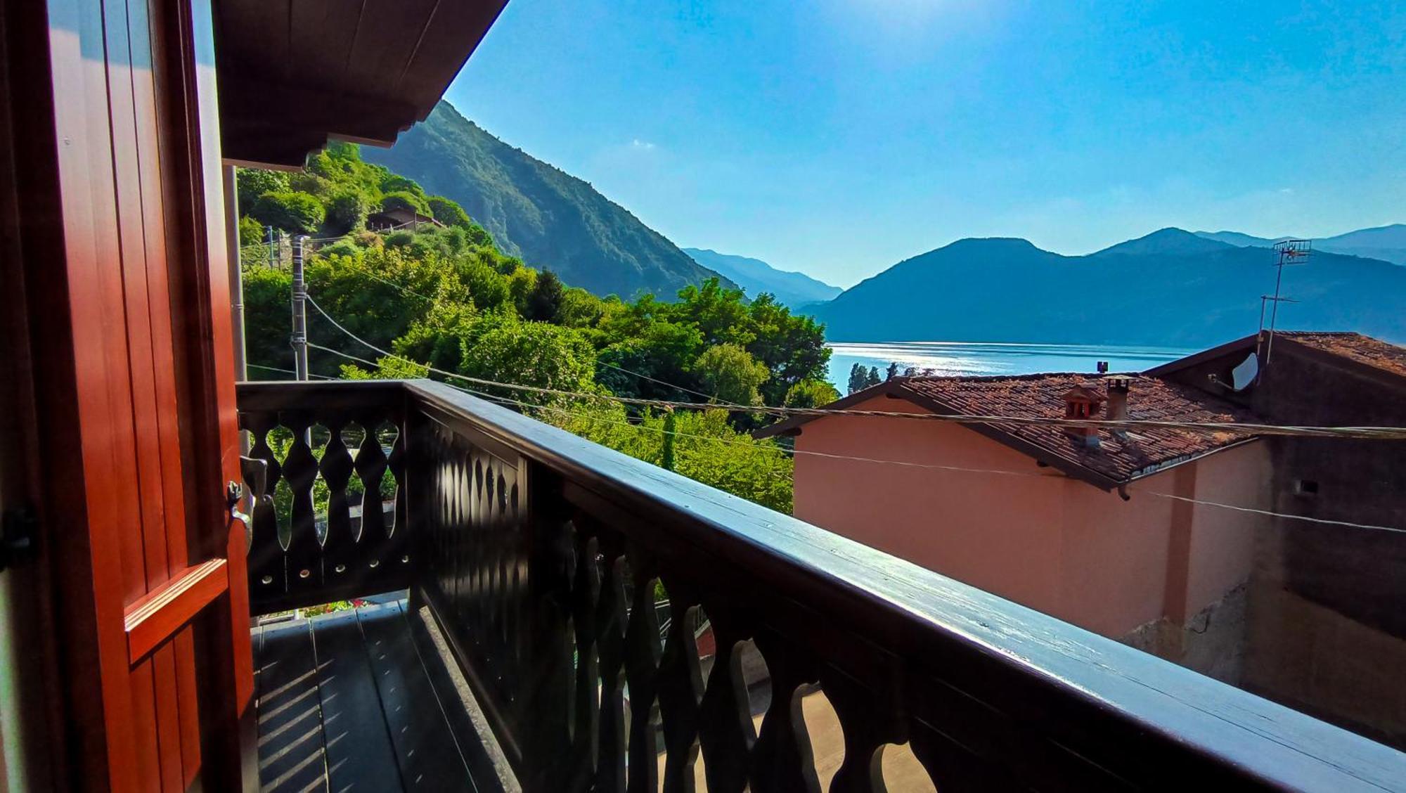 La Casa Sulla Roccia Hotel Pisogne Exterior photo
